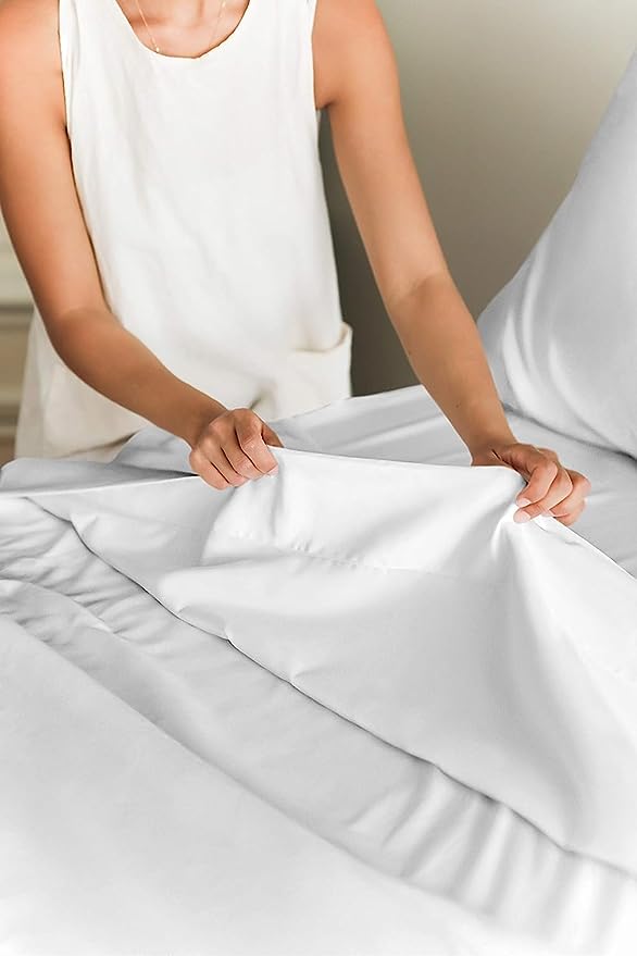 Queen Size 4 Piece Sheet Set - Comfy Breathable & Cooling Sheets - Hotel Luxury Bed Sheets for Women & Men - Deep Pockets, Easy-Fit, Extra Soft & Wrinkle Free Sheets - White